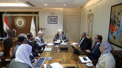 وزير التعليم العالي يلتقي بعدد من الباحثين المصريين لعرض مشروعاتهم البحثية