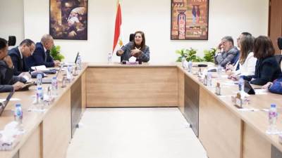 وزيرة التخطيط تبدأ مناقشة أولويات الخطة الاستثمارية للعام المالي القادم