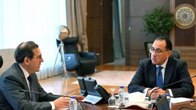 مدبولي يتابع الموقف التنفيذي للمبادرة القومية للتوسع في تحويل السيارات للعمل بالغاز الطبيعي