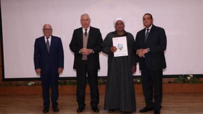 وزيرا التنمية المحلية والزراعة ومحافظ بورسعيد يسلمون 127 عقد للمزارعين ببورسعيد