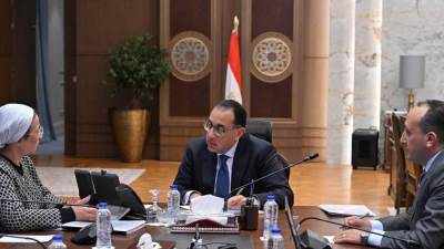 رئيس الوزراء يتابع مع وزيرة البيئة نتائج المشاركة في مؤتمر COP28