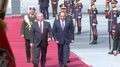 الرئيس السيسى يستقبل العاهل الأردنى بمطار القاهرة