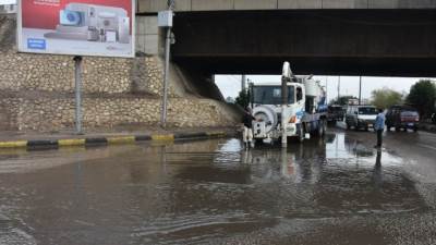 رئيس شركة مياه القليوبية يتابع انتشار المعدات لشفط مياه الأمطار بشوارع المحافظة