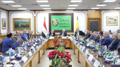 وزير التعليم العالي يوجه بإستعداد الجامعات لامتحانات الفصل الدراسي الأول