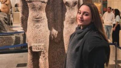 نجمة بوليود سوناكشى سينها تزور المتحف القومى للحضارة