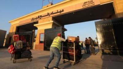 دخول 180 شاحنة مواد إغاثية لغزة واستقبال 145 حملة الجوازات المصرية