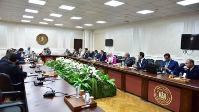 وزير العمل يلتقي المُلحقين العُماليين الجُدد.. ويؤكد الحرص على حماية عُمالها في الخارج