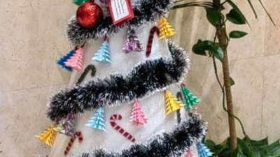 البيئة: شجرة ميلاد 2024 مصنوعة من مواد معاد تدويرها