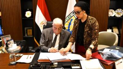 محافظ جنوب سيناء يعتمد 52 عقدا لتقنين أوضاع التصالح على البناء بمدينتين