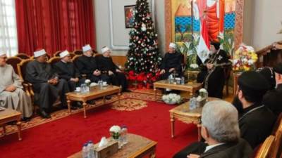 شيخ الأزهر والمفتى يهنئان البابا تواضروس الثانى فى الكاتدرائية