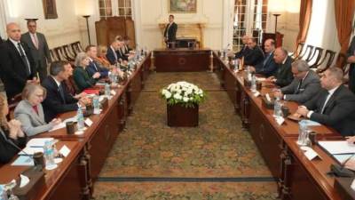 وزير الخارجية يستقبل وفداً من مجلسي الشيوخ والنواب الأمريكي