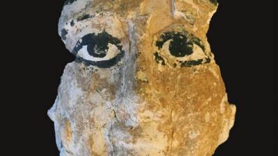 كشف جديد بمنطقة سقارة.. مقبرة من عصر الأسرة الثانية وعدد من الدفنات واللقى الأثرية