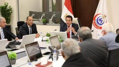 وزير الصحة يعقد اجتماعاً مع نقيبي الأطباء البشريين والأسنان و رئيس لجنة الصحة بمجلس الشيوخ