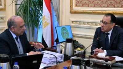 رئيس الوزراء يتابع مع وزير قطاع الأعمال تطوير محالج القطن وإعادة تأهيلها