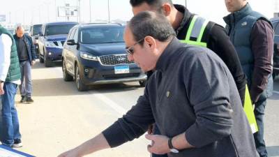 الرئيس السيسي يتفقد عددًا من الطرق والمحاور الجديدة بمنطقة القاهرة الجديدة