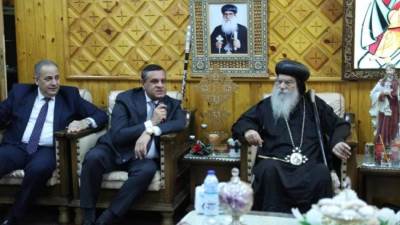 وزير التنمية المحلية يهنئ الانبا باخوميوس مطران البحيرة بعيد الميلاد المجيد