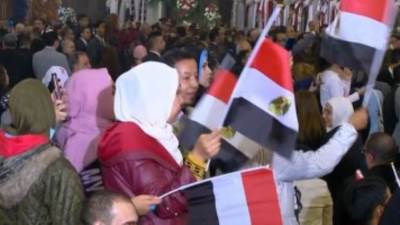 الأقباط يستقبلون الرئيس السيسي بالأعلام في كاتدرائية العاصمة الإدارية