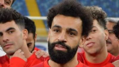 محمد صلاح يقرأ "الخروج عن النص" فى معسكر المنتخب وجدل على "إنستجرام"