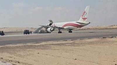 مطار العريش الدولي يستقبل شحنة مساعدات غذائية وطبية موجهة لصالح غزة على متن طائرة سعودية