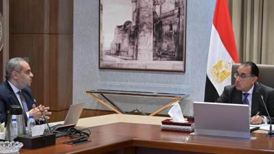رئيس الوزراء يستعرض مع رئيس هيئة الدواء المصرية عددًا من ملفات العمل 