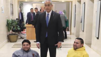 وزير العمل يستقبل مواطنًا من "ذوي الهمم"..وإستجابة فورية بتوفير فرصة عمل له