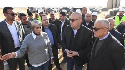 وزير الإسكان يختتم جولته بمدينة السويس الجديدة بمتابعة سير العمل بمشروعات المرافق والخدمات