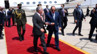 العاهل الأردنى فى مقدمة مستقبلى الرئيس السيسى لدى وصوله العقبة