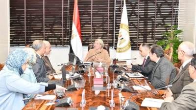 وزيرة البيئة تناقش مسودة دراسة التعامل مع موجات الطقس الحارة ونوبات تلوث الهواء