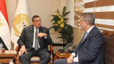وزير التنمية يتابع مع محافظ الفيوم مستهدفات الخطط التنموية وتحسين الخدمات للمواطنين ومبادرة "حياة كريمة"
