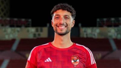 الأهلى يحتفل بـ وسام أبو على من المطار إلى التتش