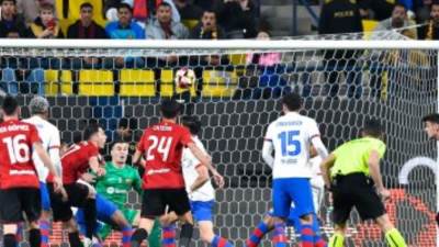 التعادل السلبى يحسم الشوط الأول بين برشلونة ضد أوساسونا فى السوبر الإسبانى.