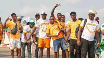 توافد جماهير كوت ديفوار على ملعب الحسن واتارا قبل مباراة غينيا بيساو