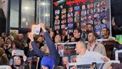 صحفيون يحرقون علم إسرائيل على سلالم النقابة تضامنا مع الأشقاء في غزة