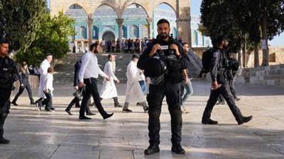 عشرات المُستوطنين الإسرائيليين يقتحمون باحات الأقصى بحماية شرطة الاحتلال