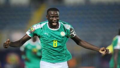 وفاة والد شيخو كوياتي نجم السنغال قبل قمة الكاميرون بأمم أفريقيا