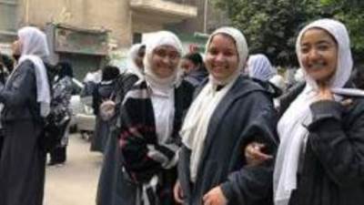 توافد طالبات الإعدادية فى الجيزة على لجان امتحان اللغة العربية