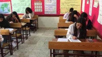 طلاب ثانية ثانوى بالجيزة يؤدون اليوم امتحان الفيزياء والتاريخ
