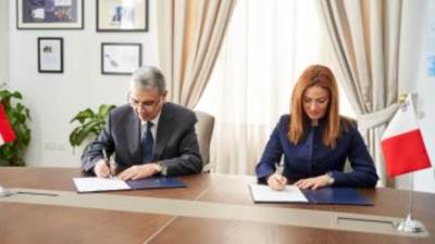 وزير الكهرباء يوقع مذكرة تفاهم مع "مالطا" لبحث سبل التعاون بين البلدين