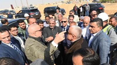 وزير الإسكان يتفقد أعمال الطرق والمرافق بالمناطق المضافة لمدينة الشروق