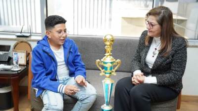 وزيرة التخطيط تستقبل الطفل الحائز على بطولة العالم في المسائل الحسابية