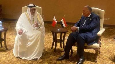وزير الخارجية يعقد اجتماع ثنائي مع نظيره البحريني للتباحث حول مستجدات الأوضاع الإقليمية