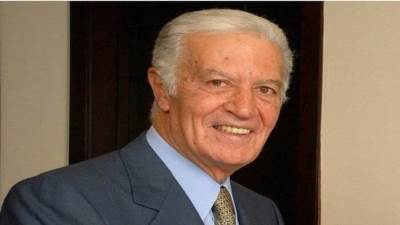 هدى عبد الناصر تتلقى واجب العزاء فى زوجها الراحل حاتم صادق