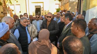 سويلم يلتقى العاملين برى أسوان ويتفقد أملاك الرى والمباني الإدارية