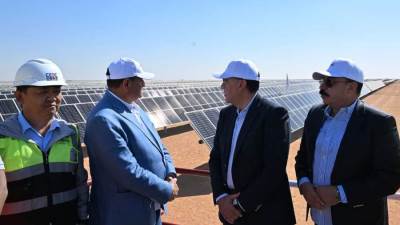 رئيس الوزراء يتفقد محطة الطاقة الشمسية التابعة لشركة "أكوا باور" بكوم أمبو