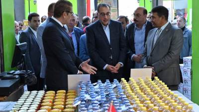 مدبولي يتفقد معرض السلع الغذائية بحي "اللوتس" ضمن جولته اليوم بمحافظة أسوان