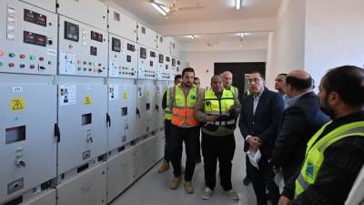 رئيس الوزراء يتفقد لوحة توزيع الكهرباء بقرية "فارس" 