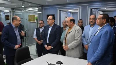 مدبولي يتفقد مركز السيطرة للشبكة الوطنية للطوارئ والسلامة العامة بمحافظة أسوان