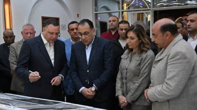 مدبولي يتفقد مكتبة مصر العامة بأسوان ويشهد عدداً من الأنشطة الفنية