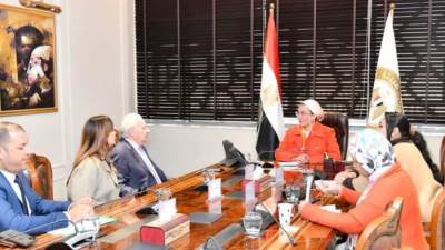 وزيرة البيئة تلتقي أحد المستثمرين فى مجال صناعة المواد الغذائية لمناقشة الاشتراطات والموافقات البيئية