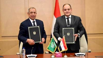 وزارة الصناعة والأكاديمية العربية للعلوم توقعان تعاون بشأن التبادل العلمي والتدريبي